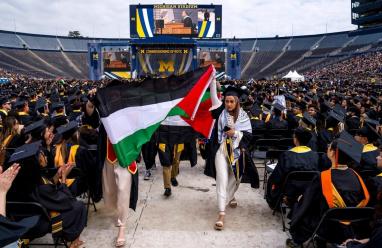 خريجون يرفعون العلم والكوفية الفلسطينية أثناء حفلات التخرج في الجامعات الأميركية