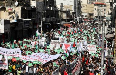 آلاف الأردنيين يشاركون في مسيرة دعما للشعب الفلسطيني