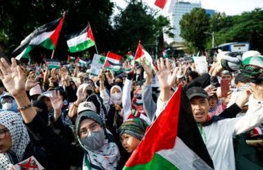 آلاف البرتغاليين يشكّلون سلسلة بشرية في كويمبرا دعمًا لفلسطين ورفضًا للإبادة في غزة