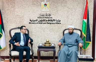 وزير الأوقاف يبحث مع بنك فلسطين تعزيز التوعية بخطر الاحتيال المالي عبر خطب الجمعة