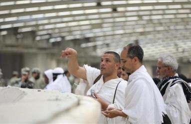 حجاج بيت الله يرمون الجمرات في منى صباح عيد الأضحى