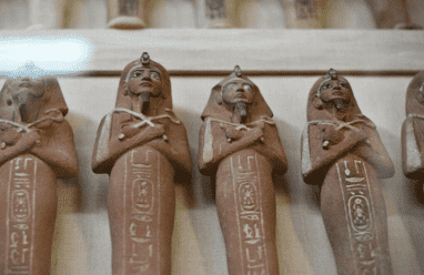 السلطات المصرية تحبط محاولة تهريب آلاف القطع الأثرية لخارج البلاد