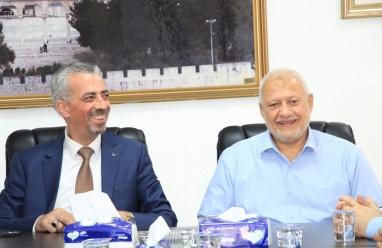 رئيس نقابة المهندسين والوفد المرافق في زياره عمل لبلدية اريحا