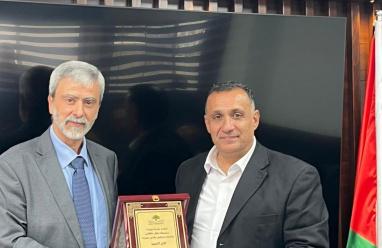 بلدية بيرزيت تكرّم المدير العام عبد الخالق الكرمي