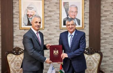 البنك العربي ووزارة النقل والمواصلات يوقعان اتفاقية تعاون لتعزيز السلامة المرورية