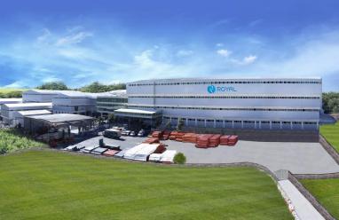 بعد تعرّضها لحادث حريق ضخم.. شركة رويال تعود بقوّة لسوق العمل بإسناد من غرفة تجارة وصناعة الخليل