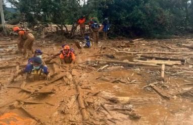 قتلى ومفقودون.. هبوط أراضٍ وعواصف ممطرة تحصد الأرواح في إندونيسيا