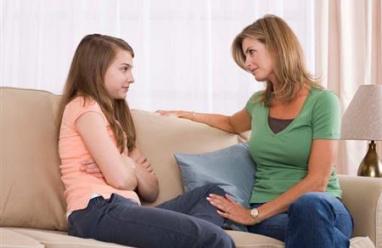 كيف تبني الأم علاقة صحية مع ابنتها في المراهقة؟ أخصائية تجيب لراية 
