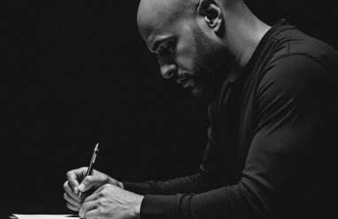 إيهاب غيث.. من كتابة الأغنية وإنتاجها إلى ريادة إخراجها بالذكاء الاصطناعي