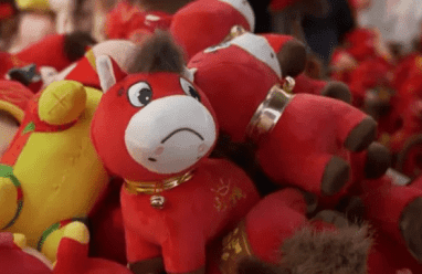 "الحصان الباكي".. خطأ مصنعي يحوّل دمية عادية إلى هوس يغزو أسواق الصين