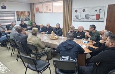 بلدية عزون تستقبل مدير مديرية الشؤون المدنية في قلقيلية وتبحث تداعيات إغلاق مداخل البلدة