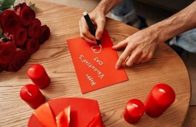 بوستات عيد الحب 2026 للفيسبوك والواتساب.. عبارات جاهزة للنشر