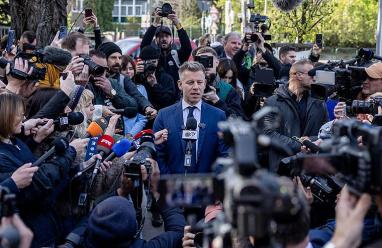 من هو بيتر ماغيار الذي اكتسح انتخابات المجر؟