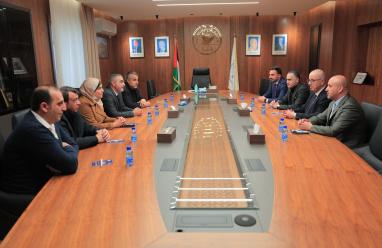 رئيس مجلس أمناء مستشفى النجاح الوطني الجامعي يلتقي وفداً من نقابة التمريض والقبالة الفلسطينية