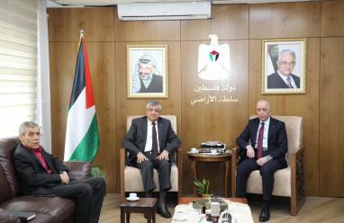 سلطة الأراضي تسلم تخصيصا لصالح وزارة الأشغال بمحافظة أريحا والأغوار