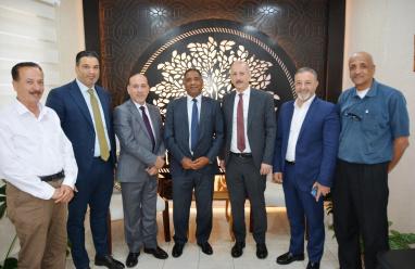 المدير العام للبنك الإسلامي العربي يزور بلدية أريحا مهنئًا رئيسها