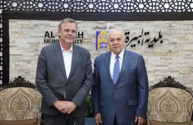 رئيس بلدية البيرة يستقبل سفير مملكة هولندية