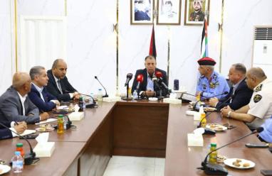 وزير الداخلية الأردني يتفقد جسر الملك حسين وسط شكاوى من أزمة السفر
