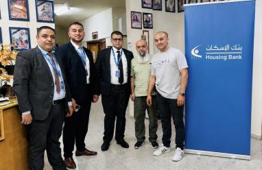 بنك الإسكان يتبرع بأجهزة الكترونية لجمعية بيت المسنين الخيرية في جنين