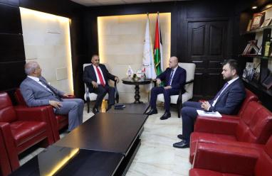 الهباش ومدير وكالة بيت مال القدس يبحثان تعزيز التعاون والعمل المشترك