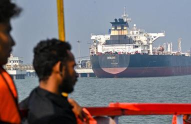 ترامب يتوقع فتح هرمز وطهران تنفي إجراء محادثات مع واشنطن