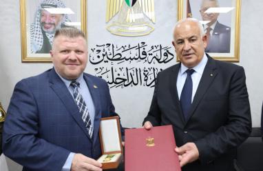 باسم الرئيس: وزير الداخلية يمنح العميد جيسون لانجليه ميدالية الخدمة الممتازة (صور)