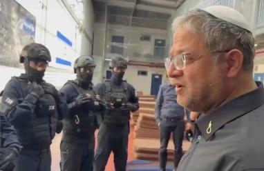 بن غفير يقتحم سجن النقب ويأمر بمصادرة ملابس الأسرى والمصاحف