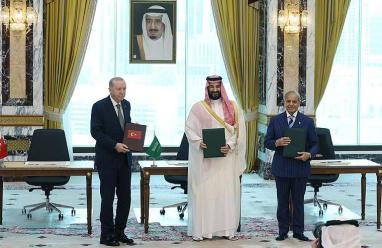 السعودية وتركيا وباكستان توقّع اتفاق دفاع مشترك