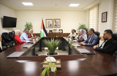 المدرسة الوطنية الفلسطينية للإدارة وبلدية الخليل تبحثان سبل تعزيز التعاون المشترك