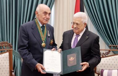 الرئيس عباس يقلد منيب المصري "النجمة الكبرى" من وسام القدس