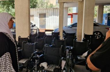 غنام تسلم عشرات الكراسي الكهربائية لمستحقيها.. وتؤكد: دعم ذوي الهمم أولوية