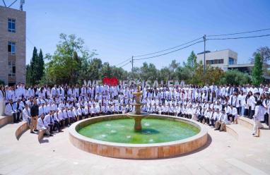 جامعة القدس تنظم حفل الرداء الأبيض لطلبة الطب إيذانًا بانتقالهم إلى التدريب السريري