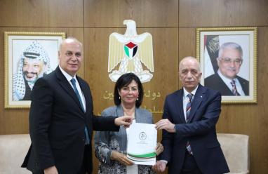 رئيس سلطة الأراضي يسلّم تخصيصاً لصالح وزارة الثقافة ولمنفعة جمعية ومركز حواء للثقافة والفنون في نابلس