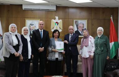 حمدان والتميمي يسلمان جمعية ومركز حواء الأوراق اللازمة لتخصيص منفعة من قطع أراضي بيت وزن