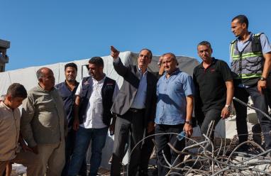 وفد من جمعية رجال الأعمال الفلسطينيين يتفقد موقع انهيار المبنى الذي انهار على رؤوس النازحين