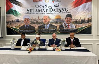 قاضي القضاة والمفتي يلتقيان علماء دين وطلاب علم في إندونيسيا