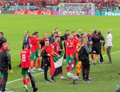 منتخب المغرب يحتفل بـ"علم فلسطين"