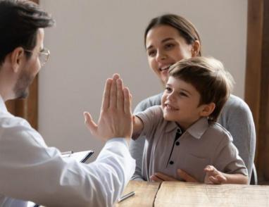 التربية دون صراخ أو عقاب جسدي.. د. أبو حويج تضع خارطة طريق لفهم الأطفال ومشاعرهم