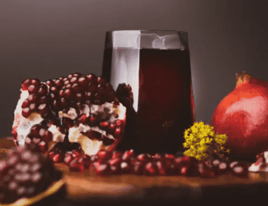 أيهما أفضل.. تناول حبات الرمان أم شرب عصيرها؟