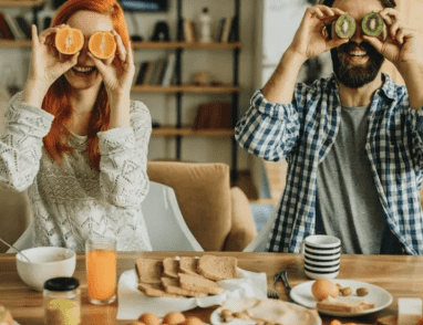 مقارنة غذائية: الكيوي والبرتقال.. أيهما أغنى بفيتامين C؟