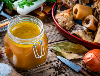 أيهما أنسب للصحة: مرق العظام أم الكولاجين؟