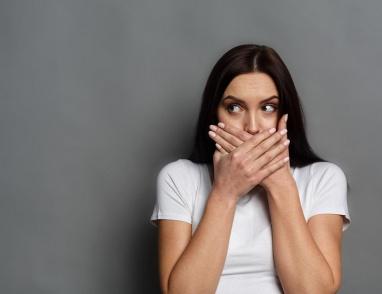 الحازوقة.. طبيب يوضح متى تتحول إلى مؤشر صحي مقلق