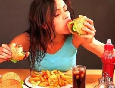 خبير تغذية يكشف العادات السيئة في الأكل