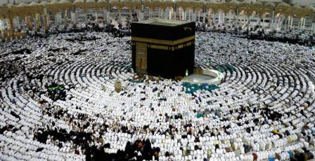 رفع كسوة الكعبة استعدادا لموسم الحج