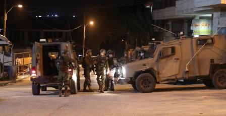 الاحتلال يحتجز 25 مواطنا ويحقق معهم ميدانيا في مخيم الدهيشة جنوب بيت لحم