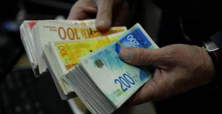 إسرائيل تحتجز أموال المقاصة الفلسطينية وتوسع الاقتطاعات