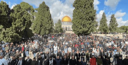 عشرات آلاف المصلين يؤدون الجمعة في الأقصى رغم تشديدات الاحتلال