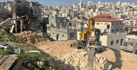 الاحتلال يجبر مقدسيا على هدم منزله ذاتيا في بلدة سلوان