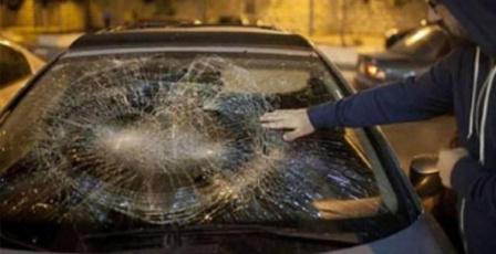مستوطنون يحطمون مركبتين خلال هجوم على قرية برقا شرق رام الله
