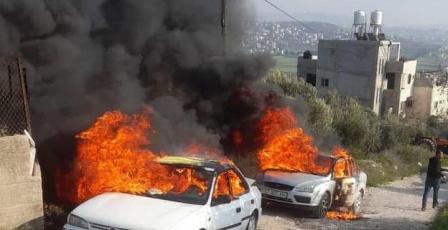 مستوطنون يحرقون 3 مركبات ويهاجمون منازل المواطنين جنوب نابلس